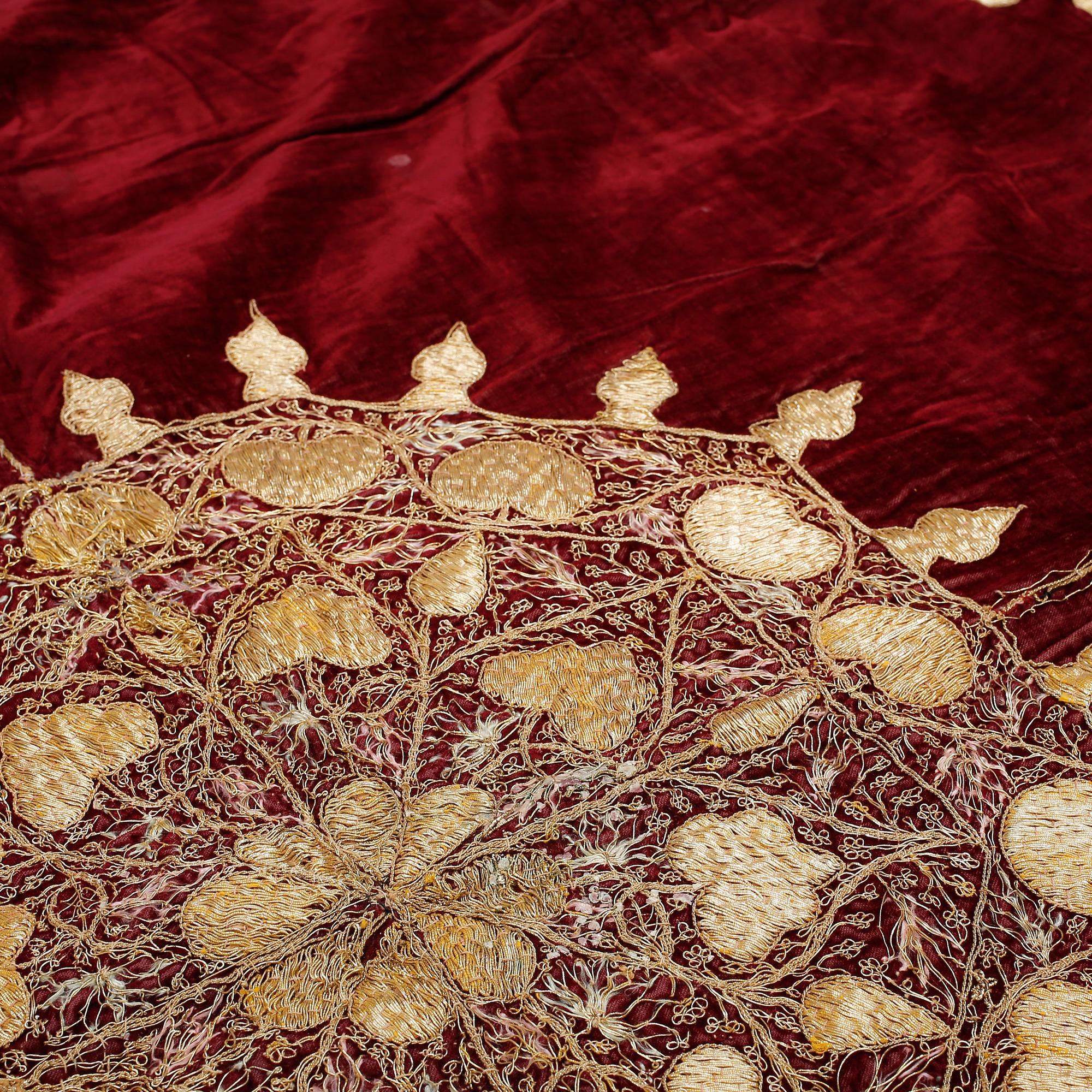 DUK, Ryssland. Broderad med guldtråd. Omkring 1800-talets slut.