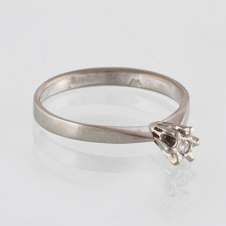 RING, 18K vitguld med åttkantslipad diamant, importstämplad. Vikt 2,4 gram.