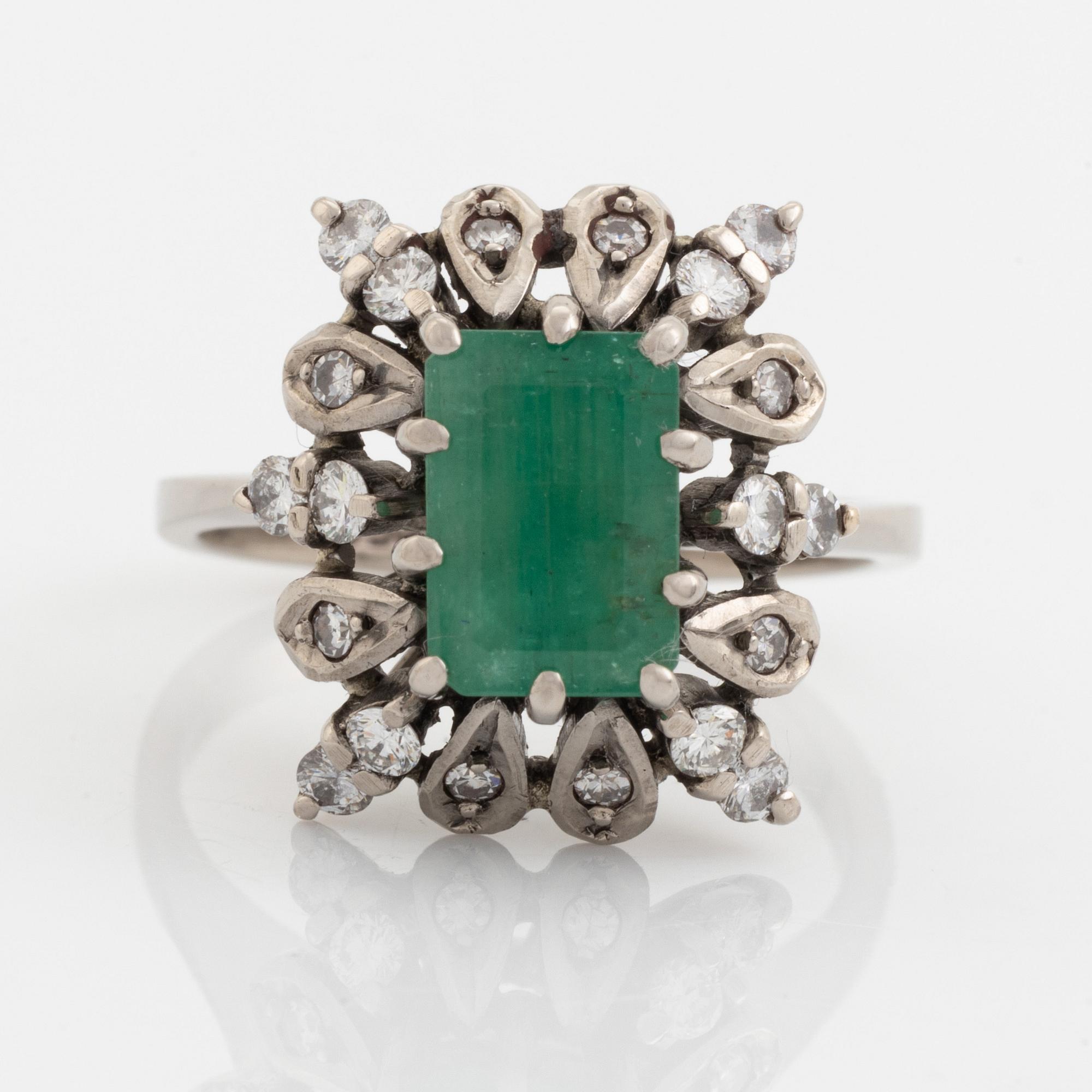 Ring med smaragd och diamanter.