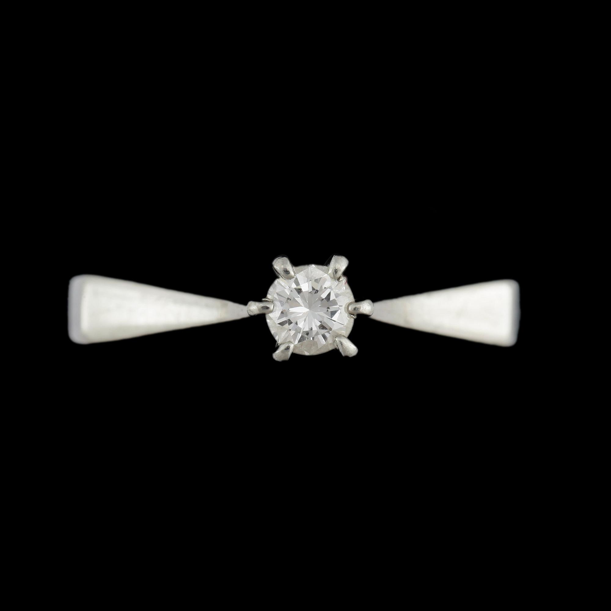 RING, 18k vitguld med briljantslipade diamant, enligt gravyr 0,175 ct. Vikt ca 1,9 gram.