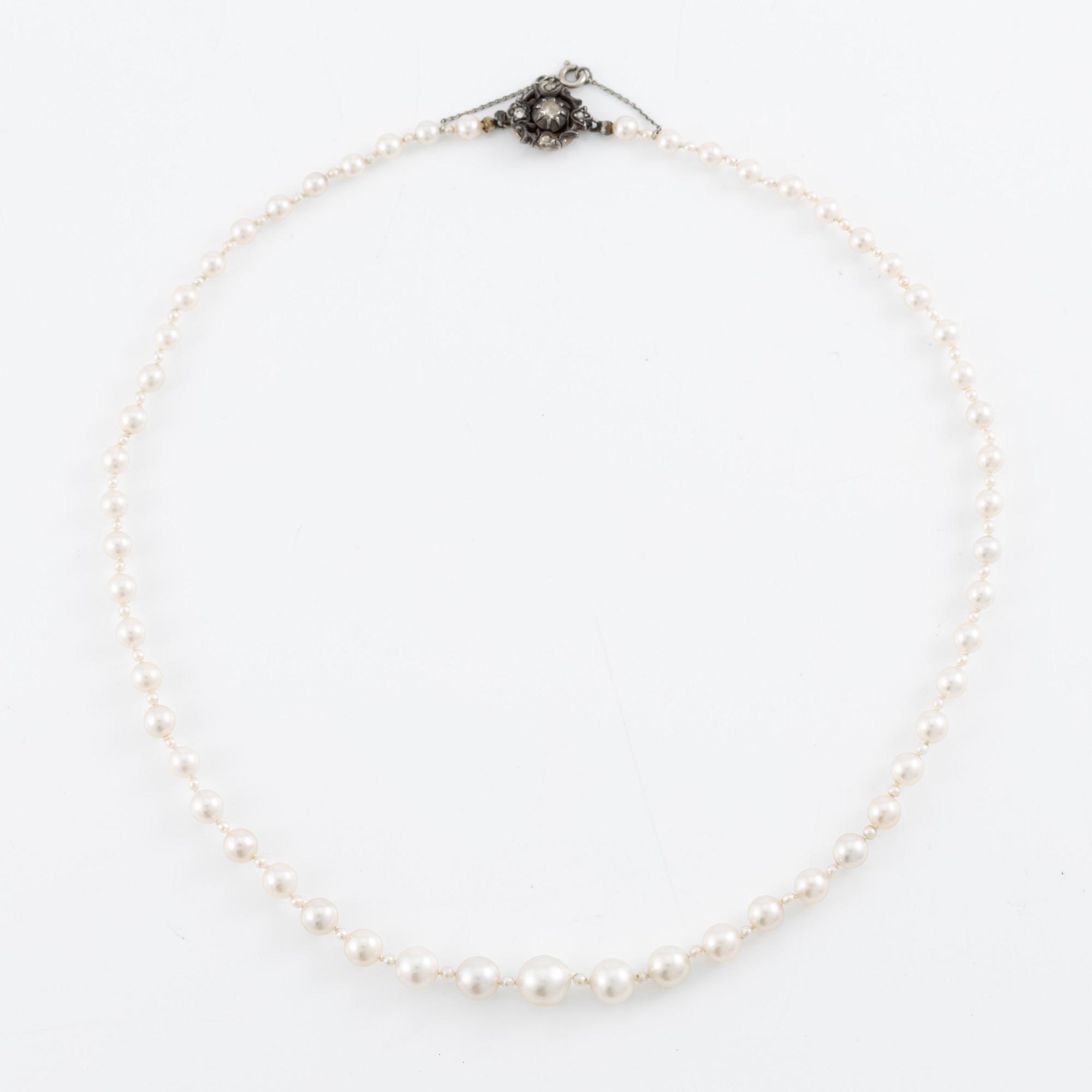 Necklace of pearls with a gold and silver clasp set with rose-cut diamonds.