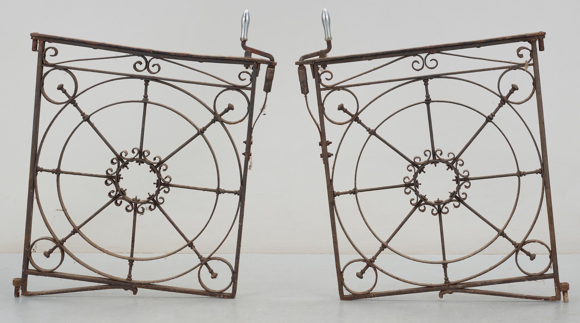 GRINDAR, ett par, smide, 1800/1900-tal.