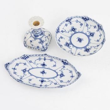 Royal Copenhagen, 13 porcelain pieces, 'Musselmalet', Denmark.