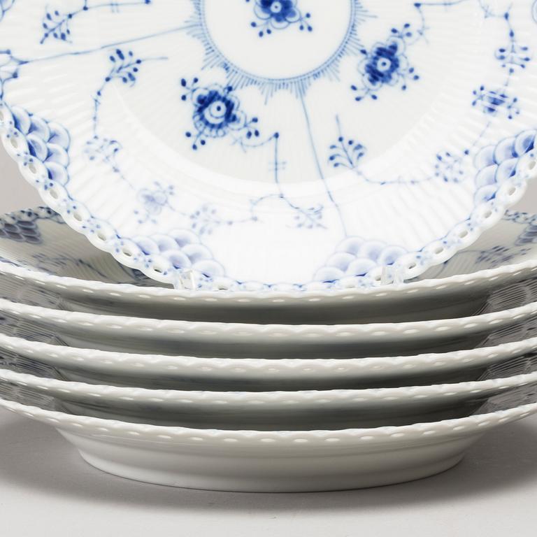 12 st TALLRIKAR, porslin "Musselmalet" helblond Royal Copenhagen.