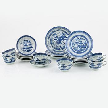 A set of six Chinese blue and white tea cups with saucers and nine plates, Qing dynasty, 19/20th century.