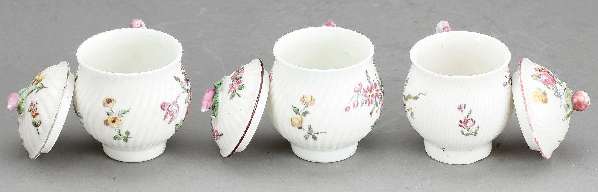 CREMEKOPPAR, 3 st, porslin, 1700-tal.