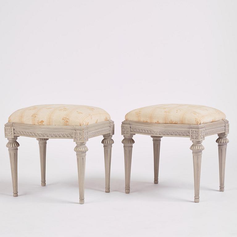 Taburetter, ett par, av Johan Hammarström  (mästare i Stockholm 1794-1812). Sengustavianska.