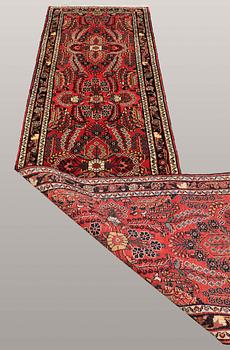 A runner, Hamadan, ca 376 x 86 cm.