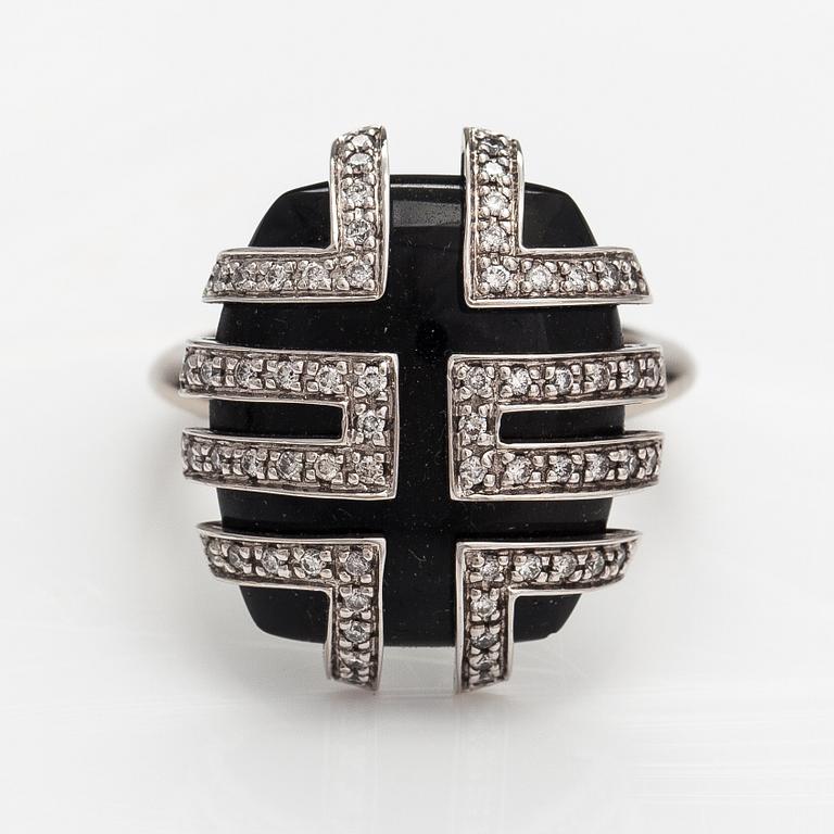 An 18K white gold ring with a onyx and diamonds ca. 0.31 ct in total.