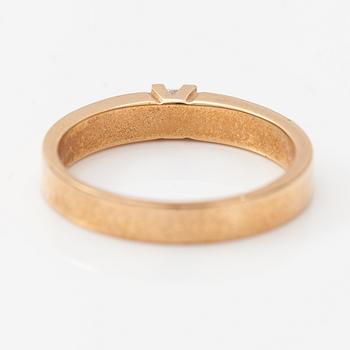 A 14K gold ring with a princess-cut diamond ca. 0.13 ct.