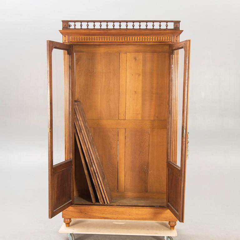 Bokskåp/vitrinskåp 1900-talets första hälft.
