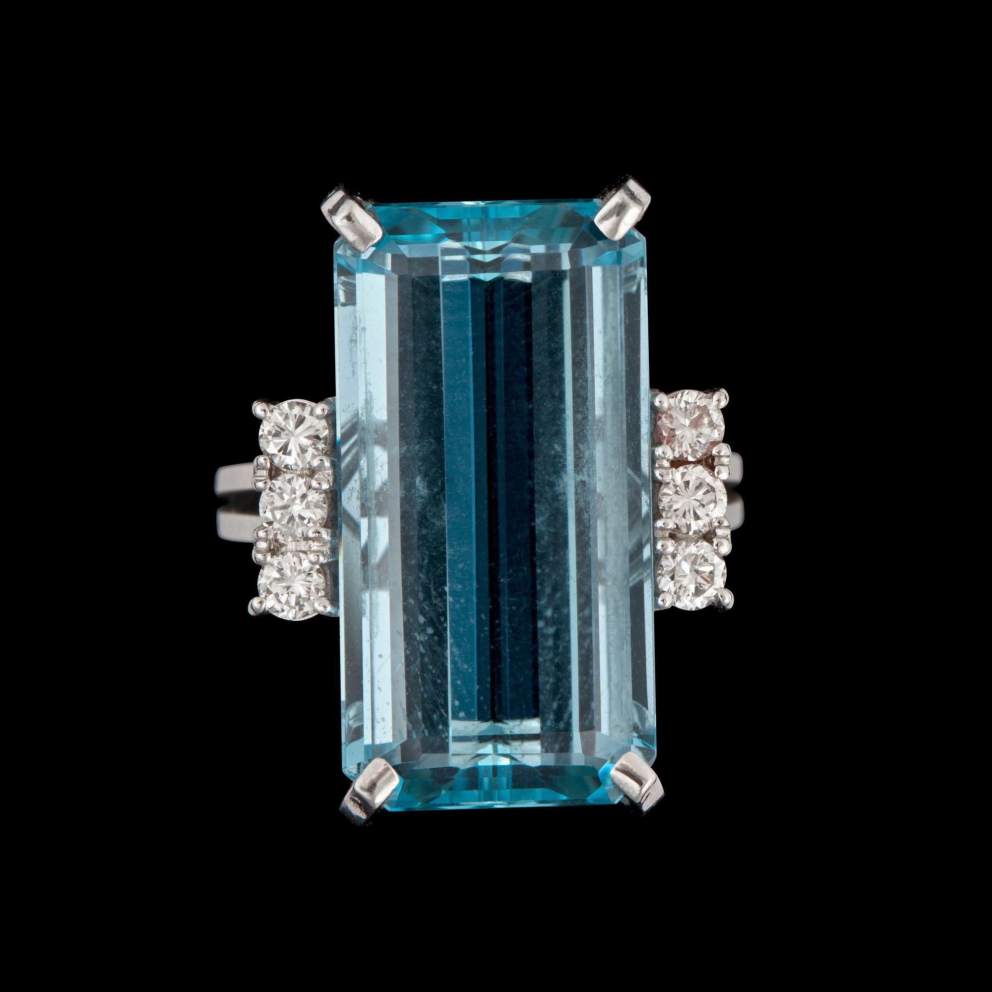 RING med akvamarin ca 14.00 ct, briljantslipade diamanter totalt ca 0.40 ct.