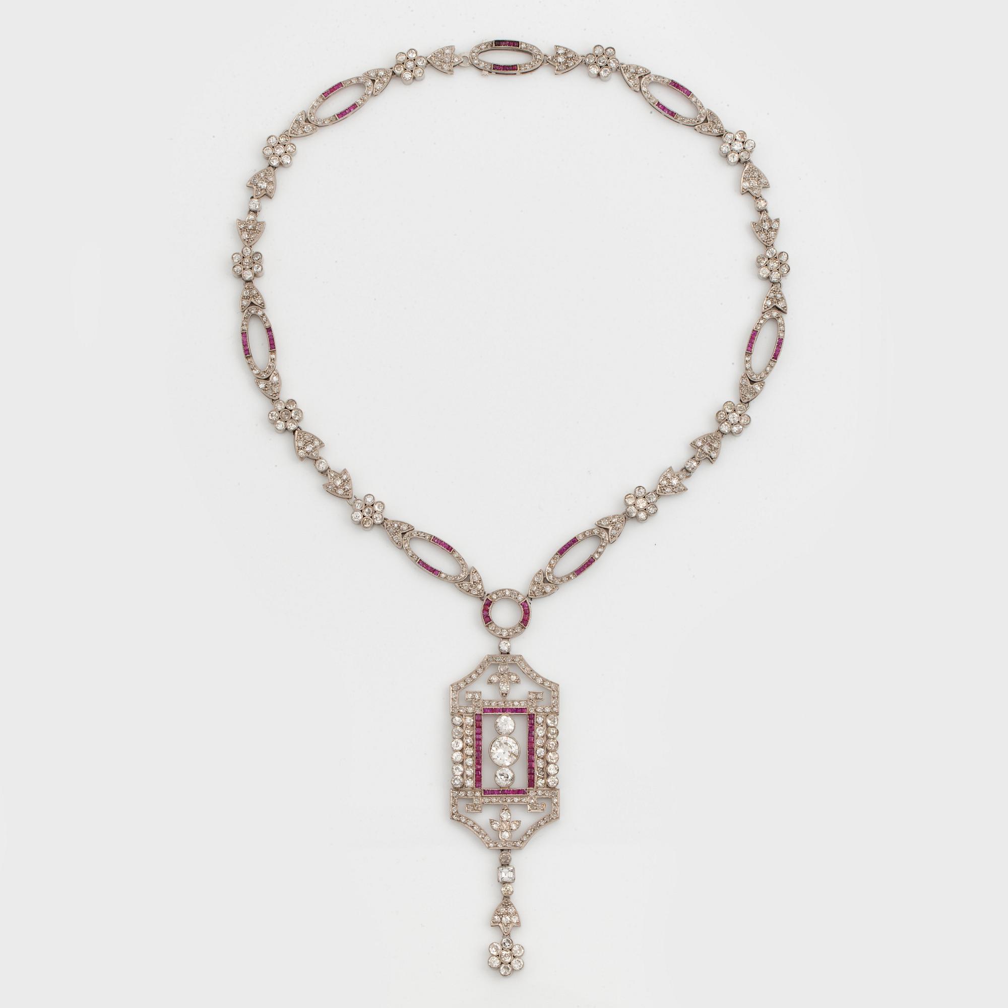 Collier platina med gammal- och åttkantslipade diamanter samt rubiner, Art Deco.