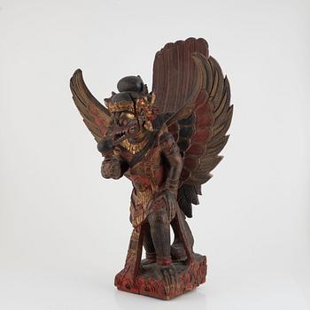 Skulptur föreställande Garuda, bemålat och förgyllt trä. Sydostasien, tidigt 1900-tal.