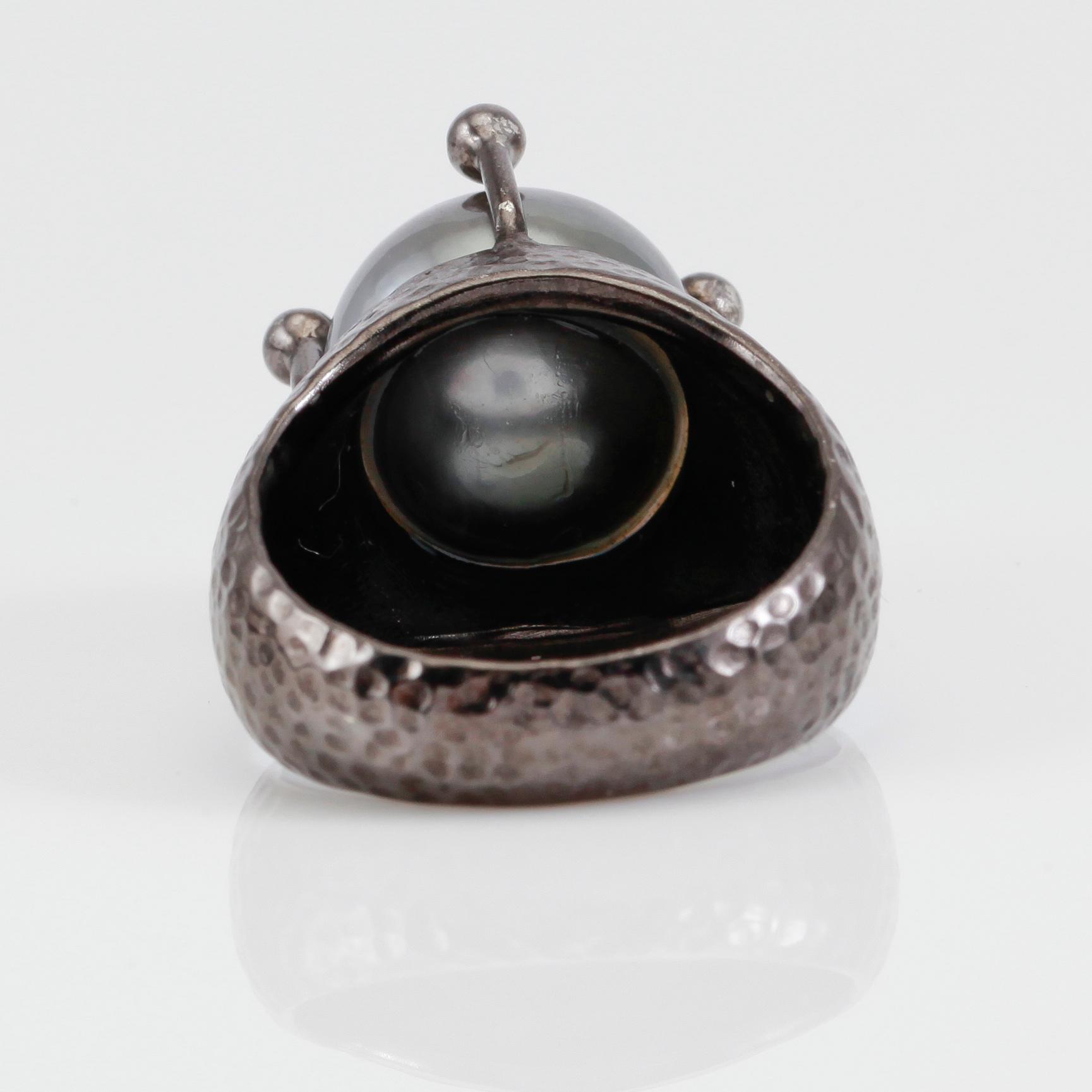 RING, svärtat silver, thaitipärla samt diamanter.
