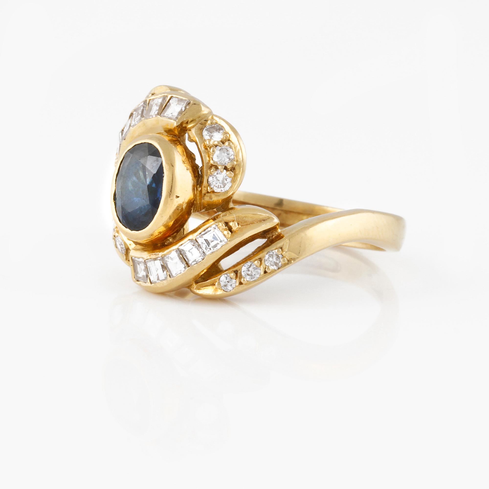 RING, 18K guld med briljant och carréslipadediamanter samt ovalslipad blå safir. Vikt 5,6 gram.