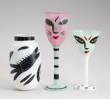 GLAS, 2 st samt VAS, glas, Ulrica Hydman-Vallien, Kosta Boda.