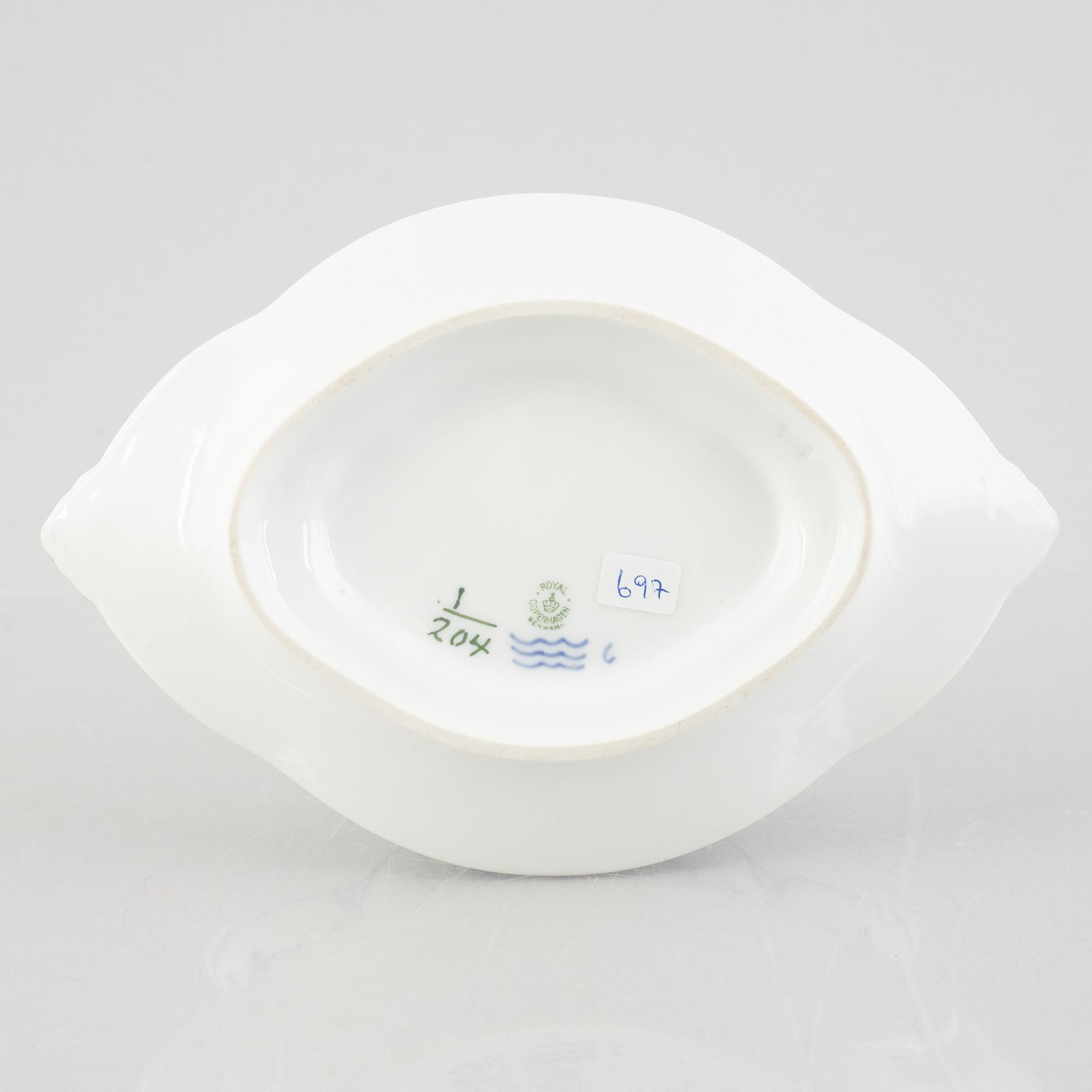 A 'Blue Fluted' / 'Musselmalet rifflet' porcelain sauce boat, Royal Copenhagen, model 204, post 1923.