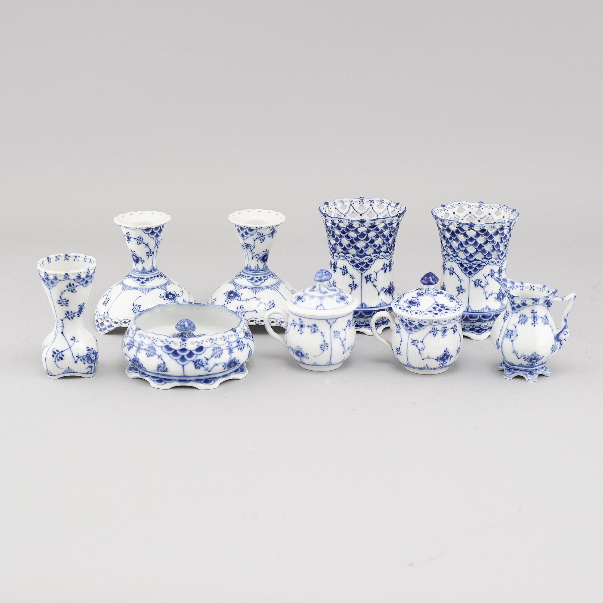 Nine pieces of porcelain tableware from Royal Copenhagen, model "Musselmalet", second half of the 20th century.