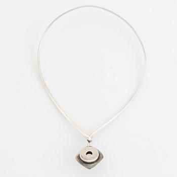 Silver and rock crystal necklace.