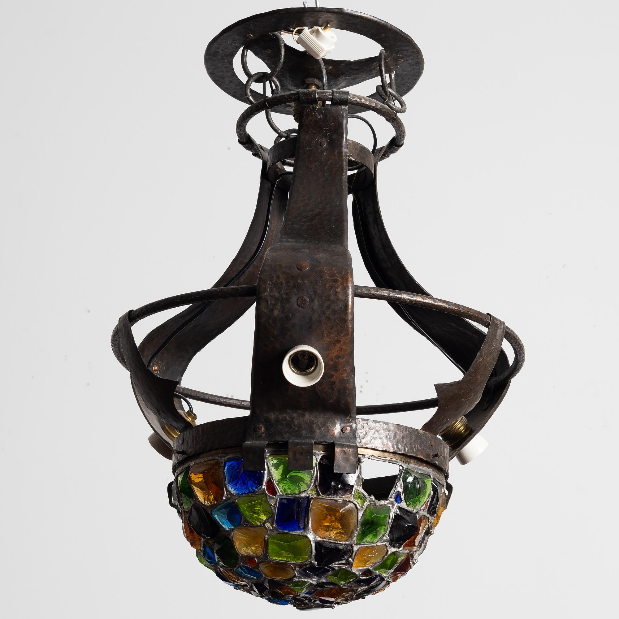 Taklampa, driven koppar, färgat glas, tidigt 1900-tal.