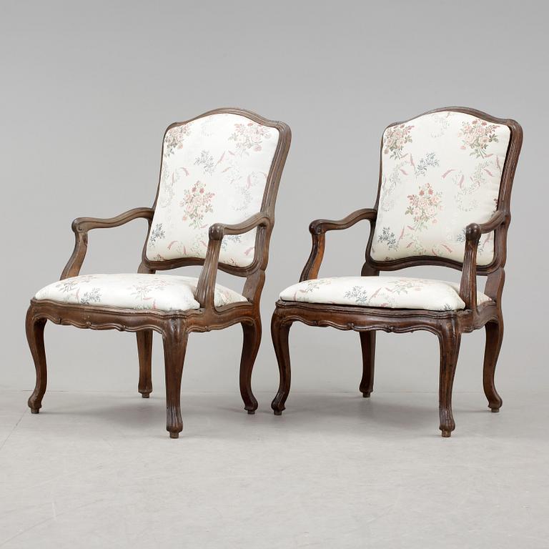 KARMSTOLAR, ett par, italiensk rokoko, 1700-tal.