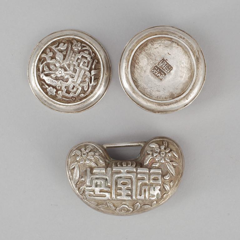 ASK samt LYCKOHÄNGE, silver, omkring år 1900. Total vikt ca 51 g.