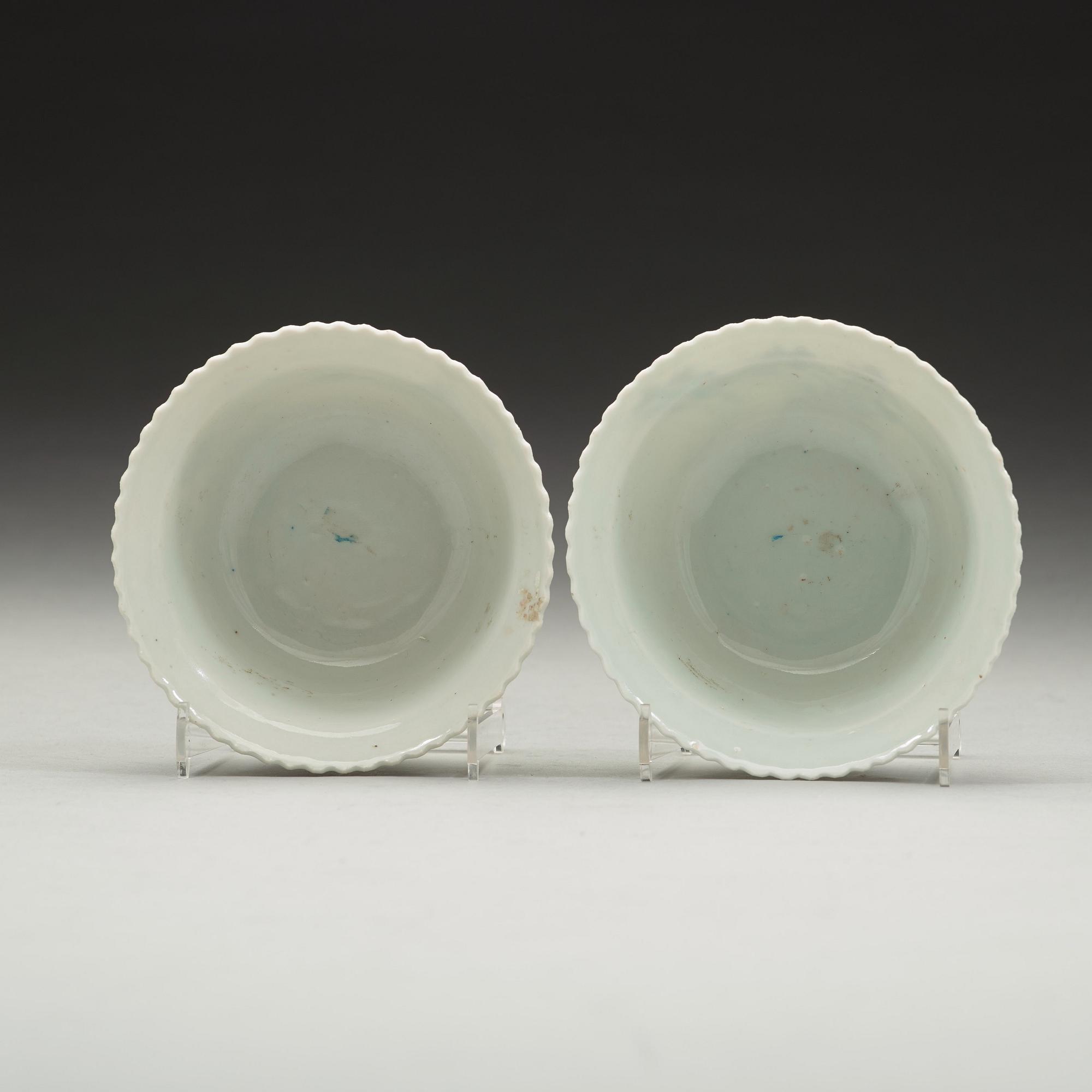 A set of two famille rose bowls. Republic, early 20th century, with Guangxus six character mark.