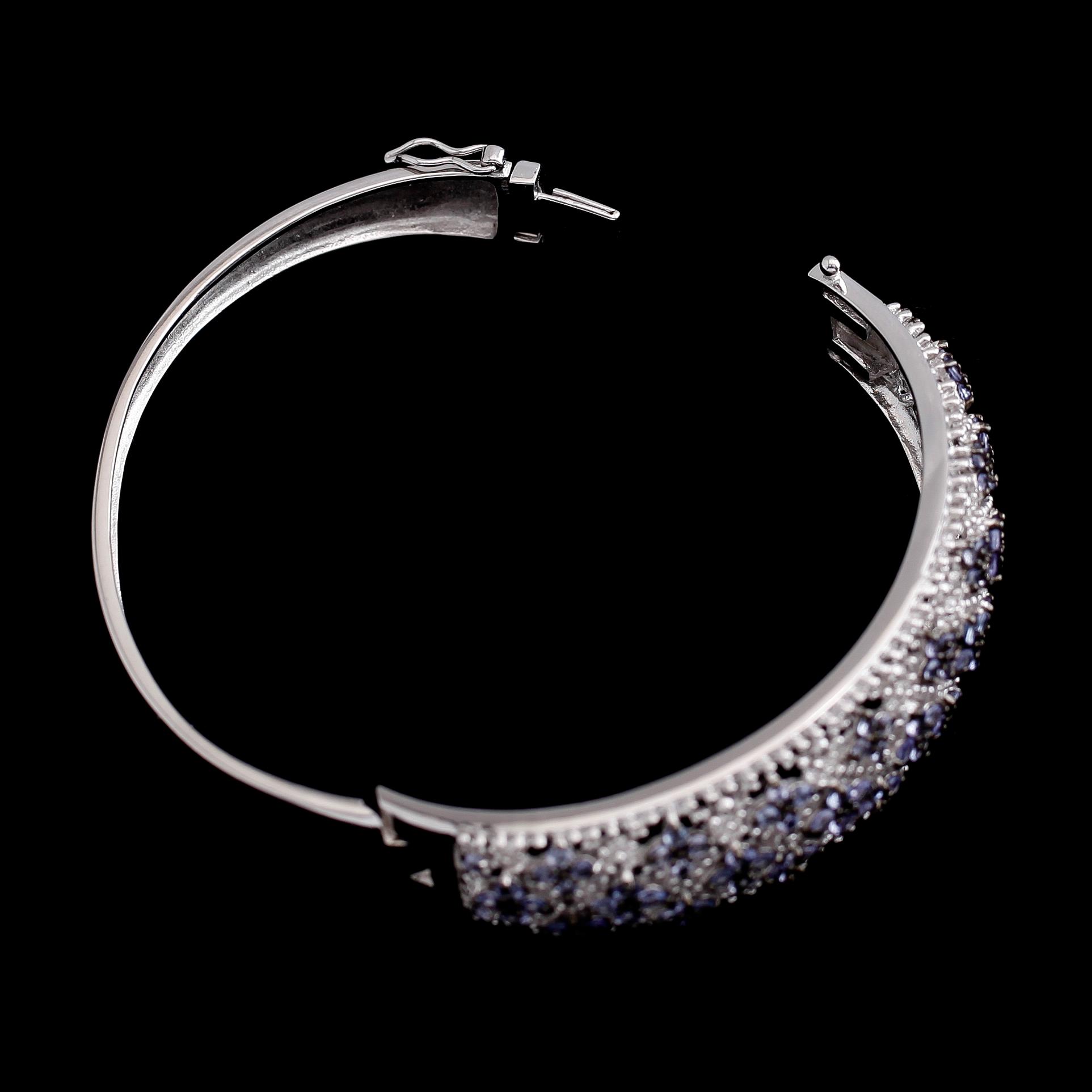 ARMBAND, sterlingsilver, tanzaniter tot ca 2.65 ct. Vikt 26,9 g.