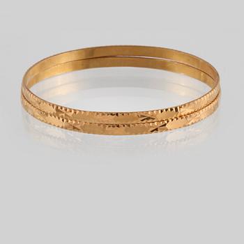 ARMRINGAR, 2 st, 18K guld, utländska stämplar. Vikt 28 gram.