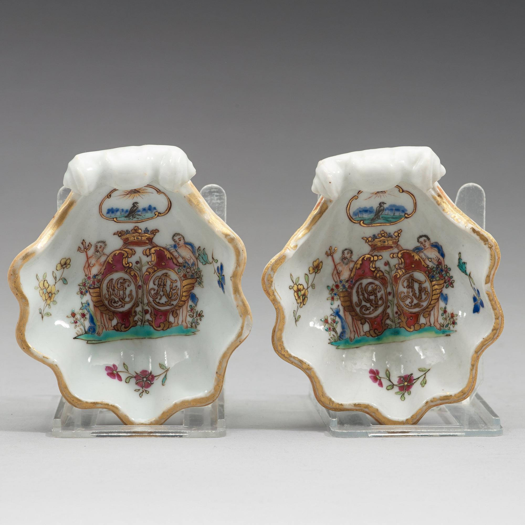 UPPLÄGGNINGSSKÅL samt SALTKAR, ett par, kompaniporslin. Qingdynastin, Qianlong (1736-95).