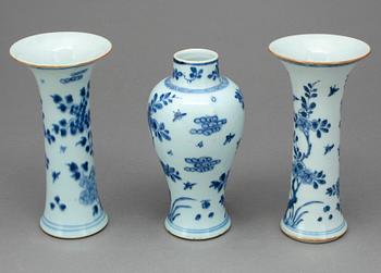 VASGARNITYR, 3 delar, porslin, Qianlong, Kina 1700-tal.