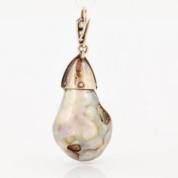 A PEARL PENDANT.