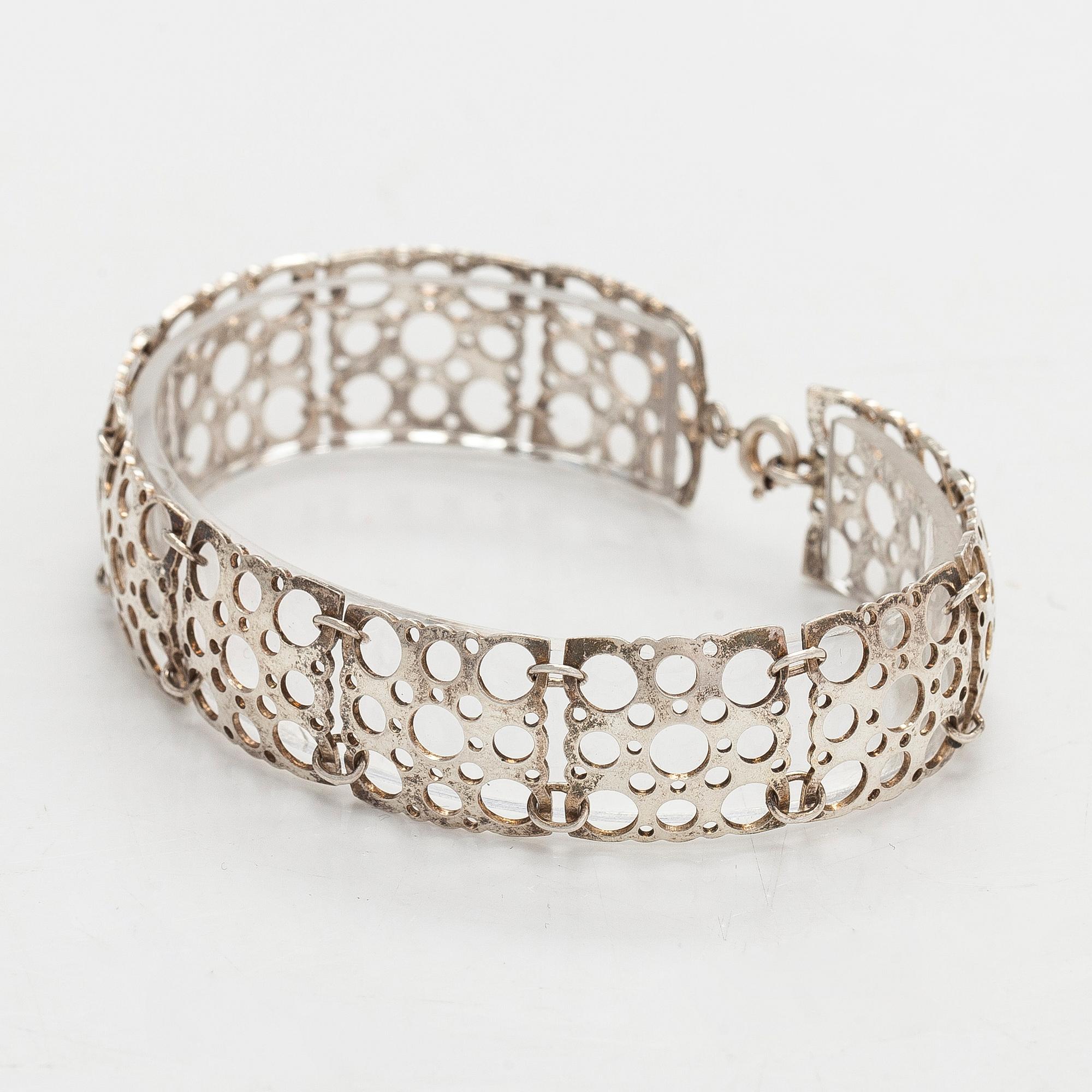 Liisa Vitali, kaulaketju ja rannekoru, "Leppäkerttu", sterling hopeaa, Westerback, Helsinki 1971 ja 1972.