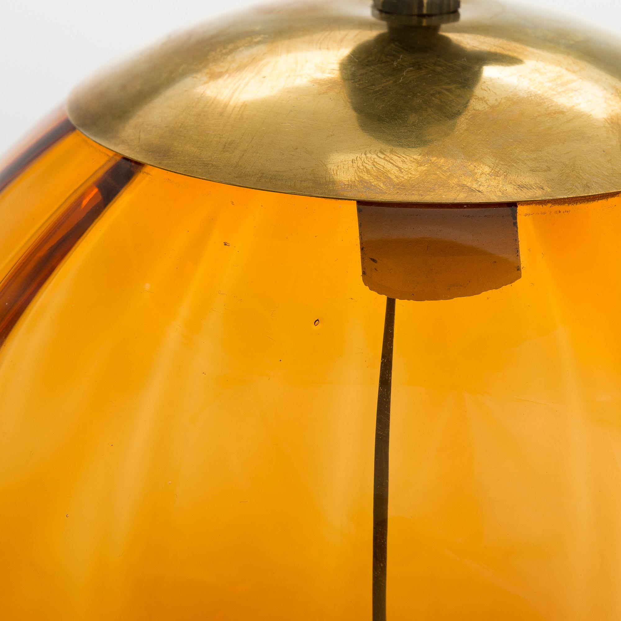 A 1930s-40s model 12501 table lamp, manufacturer Kauklahden Lasitehdas, Finland.