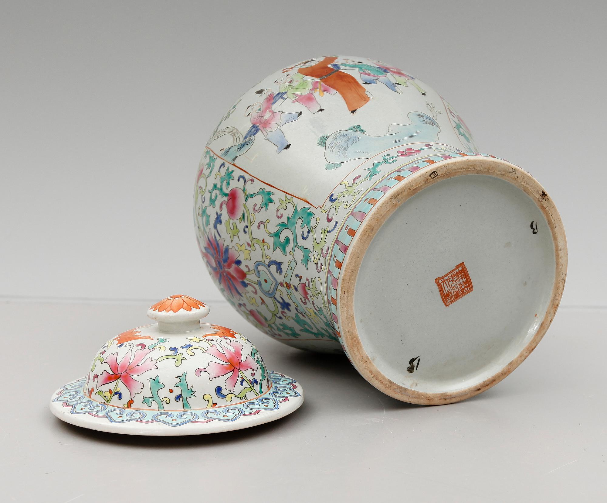 A CHINESE PORCELAIN URN AND COVER, 20th century.