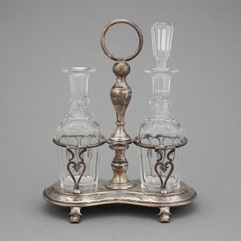 BORDSSURTOUT, silver och glas, Österrike-Ungern 1867-1872. Vikt ca 327 gram.