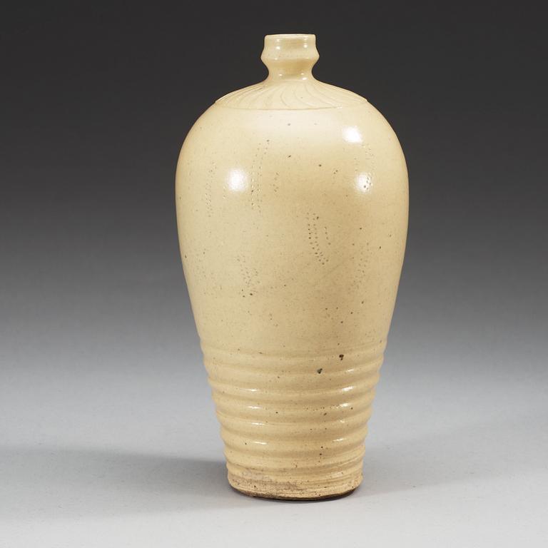 A white glazed 'Meiping' vase, Song/Yuan dynasty.