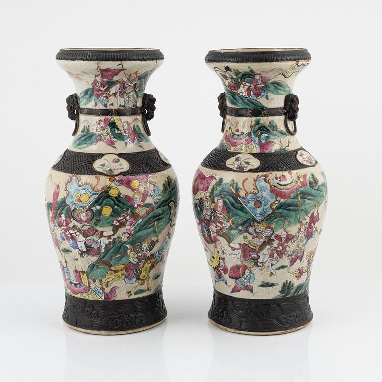 A pair of vases, late Qing dynasty, around 1900.