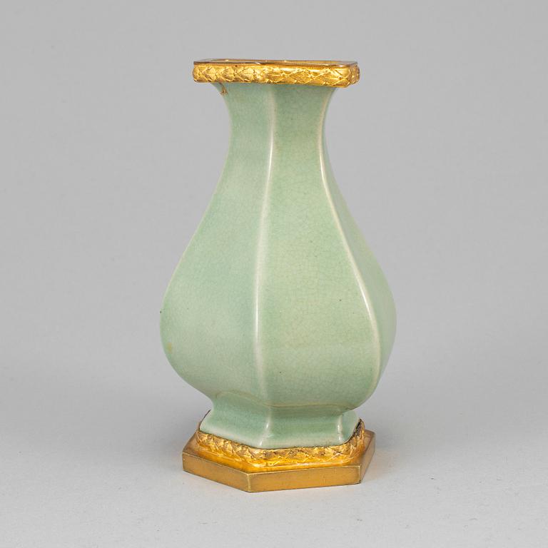 VAS med BRONSMONTERING, celadon. Kina, 1900-tal.