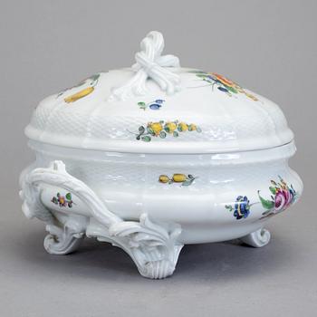 TERRIN MED LOCK, porslin, Nymphenburg, 1900-talets första hälft.