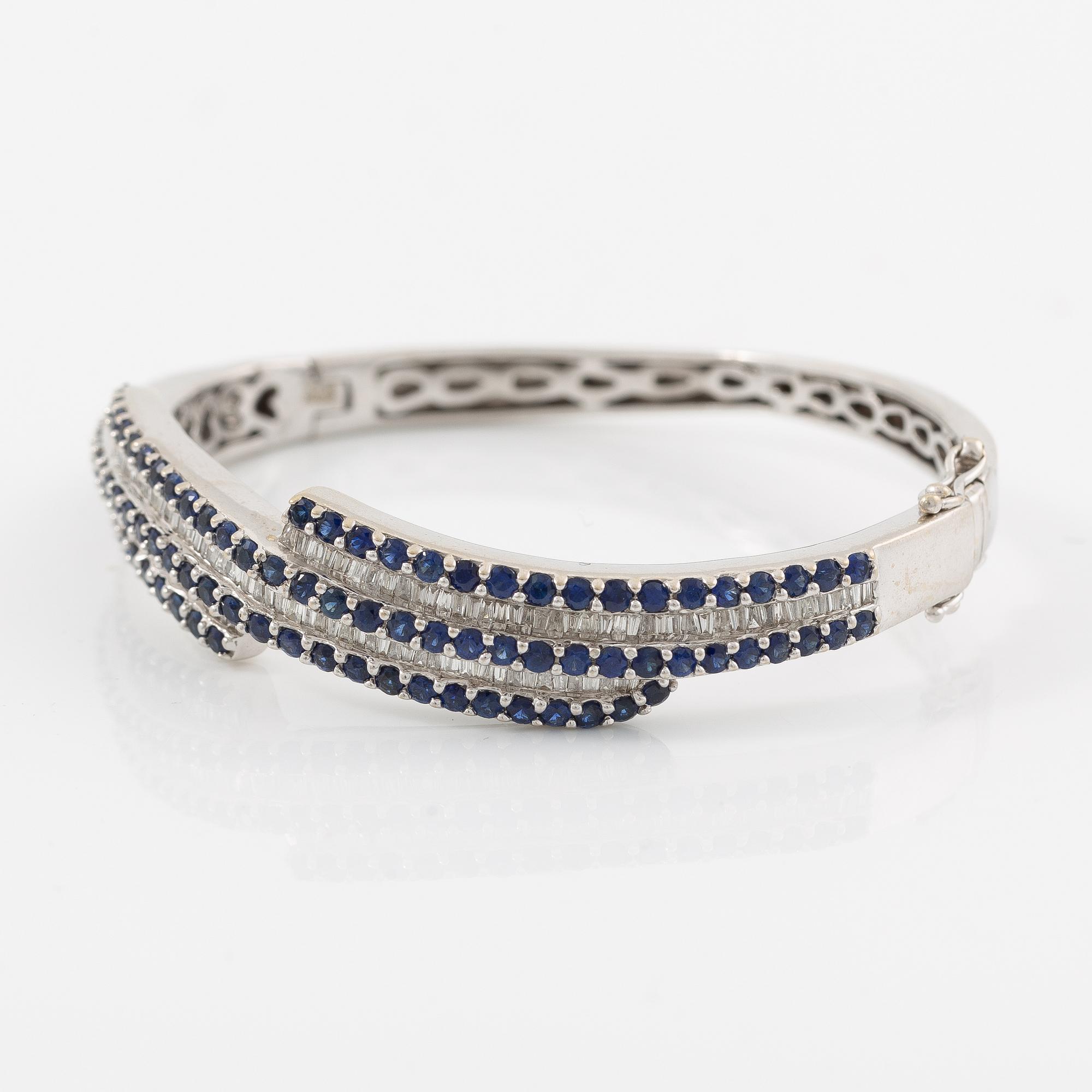 Armring 18K vitguld med baguetteslipade diamanter och blå safirer.