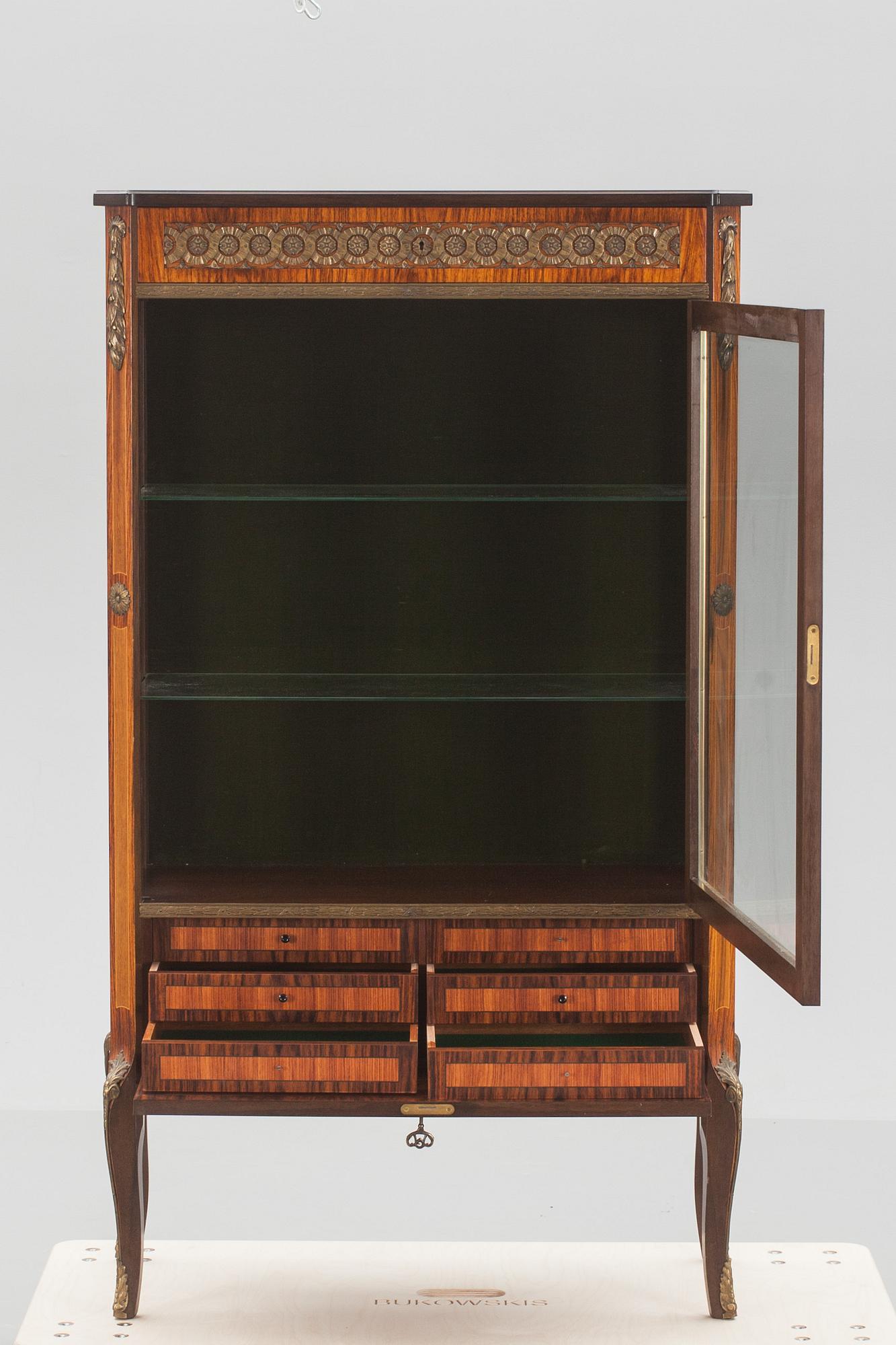 VITRINSKÅP, gustaviansk stil. 1900-tal.