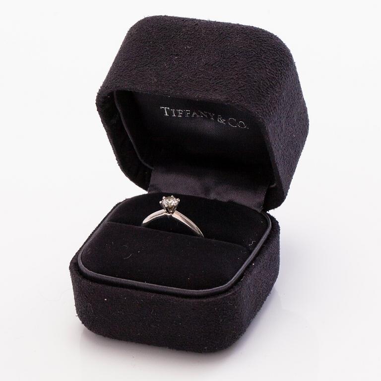 TIFFANY & CO RING, platina, briljant ca 0.3 ct.
