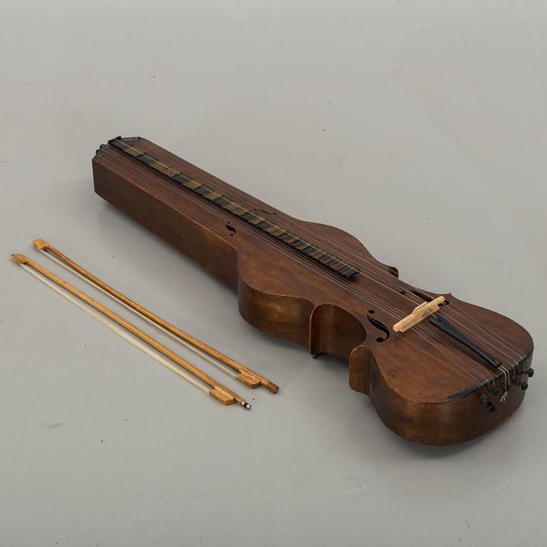 PSALMODIKON samt två stråkar, musikinstrument, 1800-tal / sekelskiftet 1900 Sverige.
