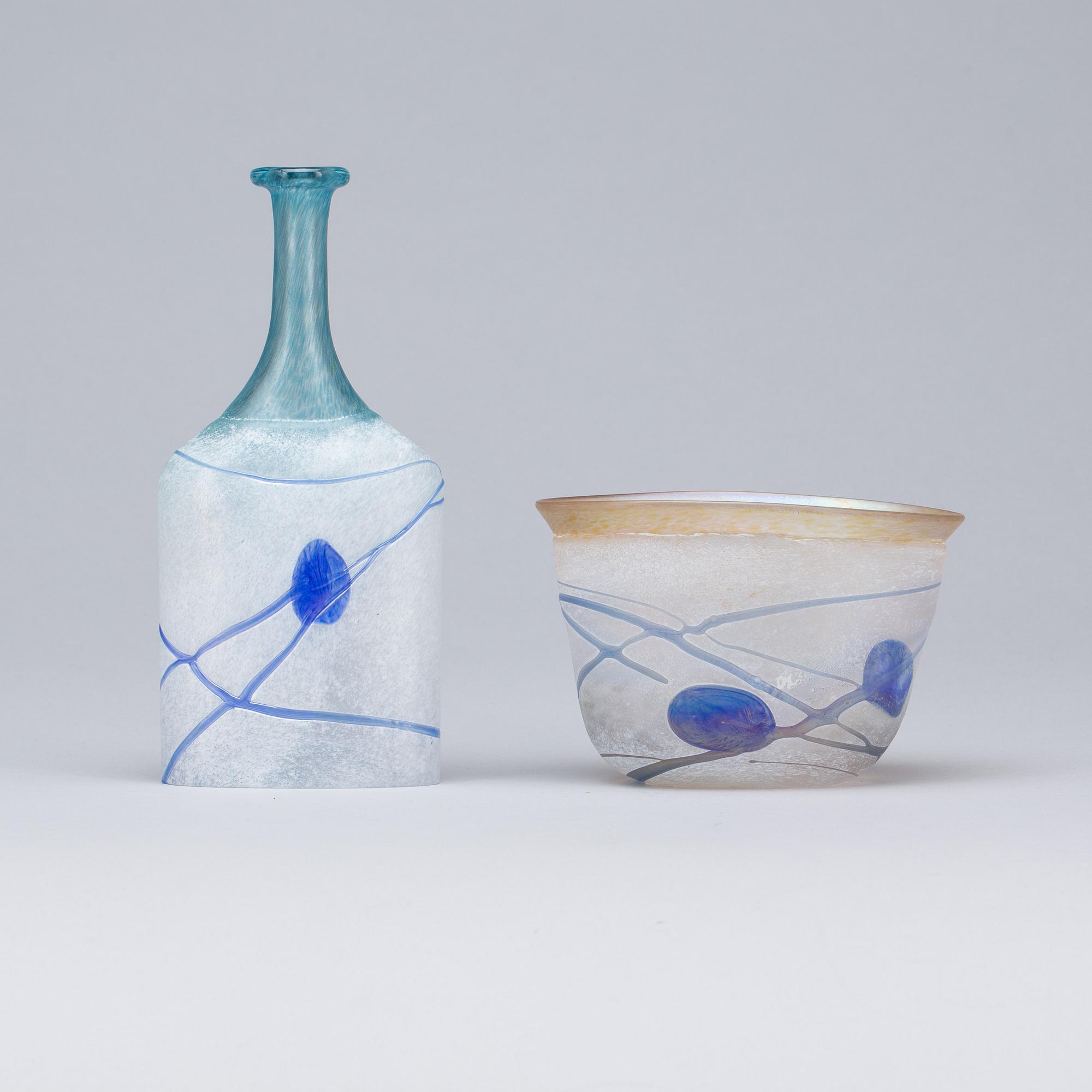 SKÅL SAMT FLASKA, glas, Bertil Vallien, Kosta Boda, signerade, Artist Collection.