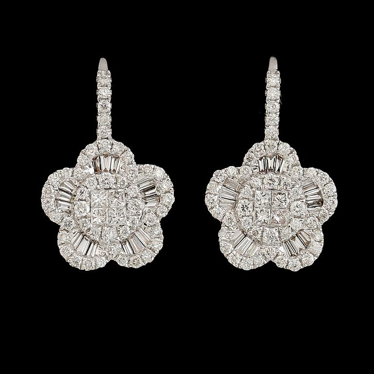 ÖRHÄNGEN, 1 par, 18 k vitguld, briljant- och baguettslipade diamanter tot ca 0.82 ct. Vikt ca 3,5 g.
