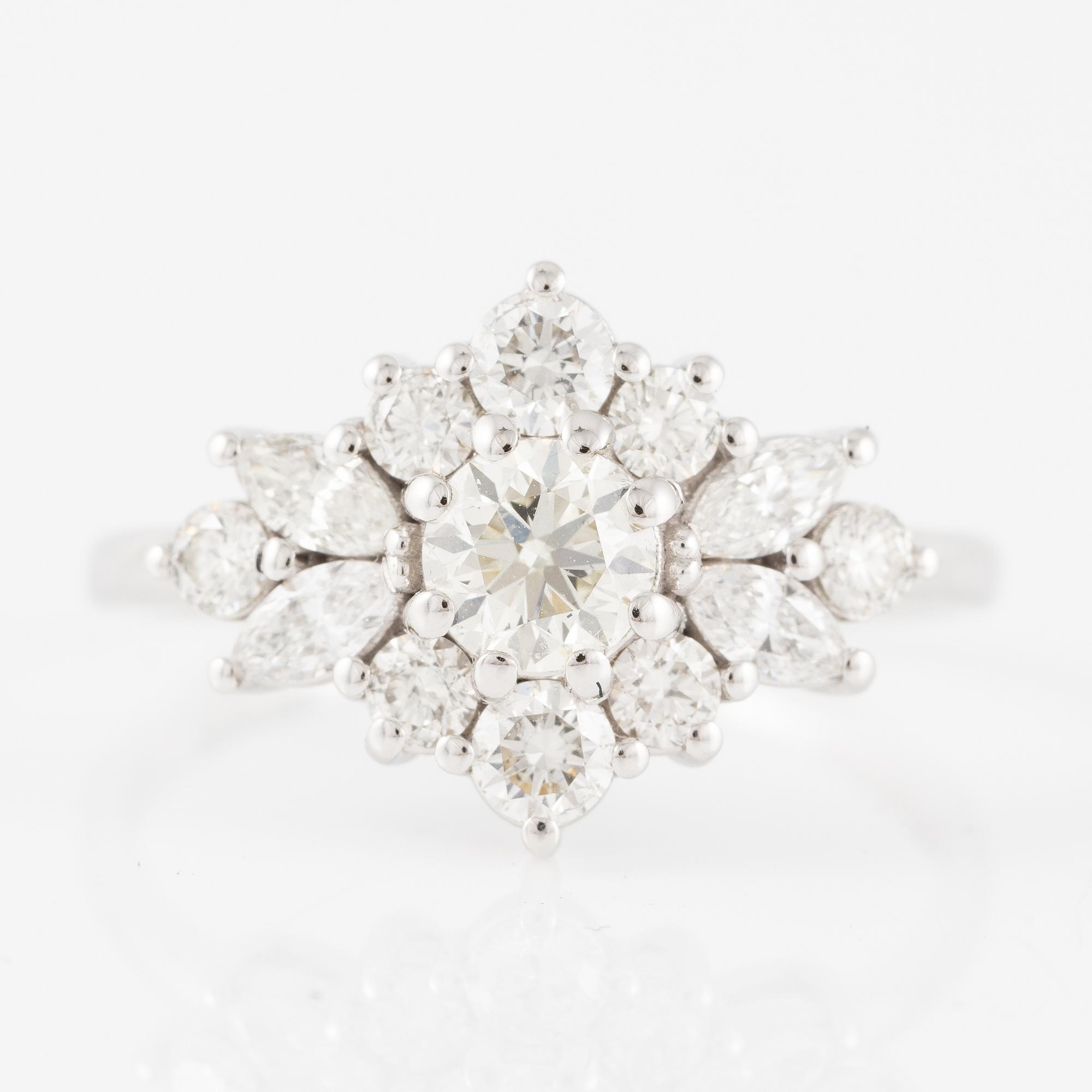 Ring 14K vitguld med briljantslipade diamanter.