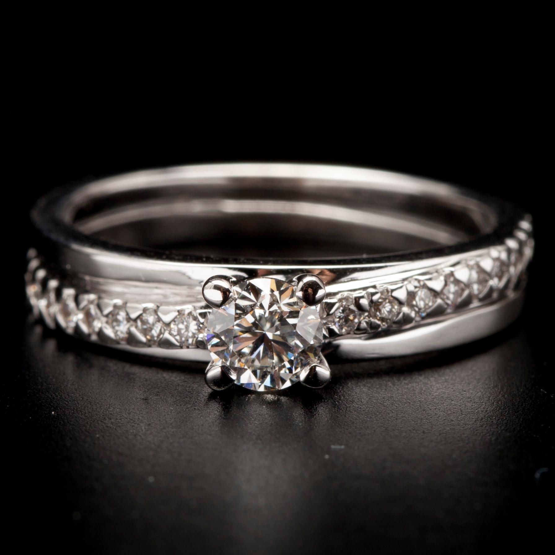 RING, vitguld 18K, mittsten 0,30 ct, sidostenar tot. 0,48 ct. Vikt 3,2 g. Intyg.