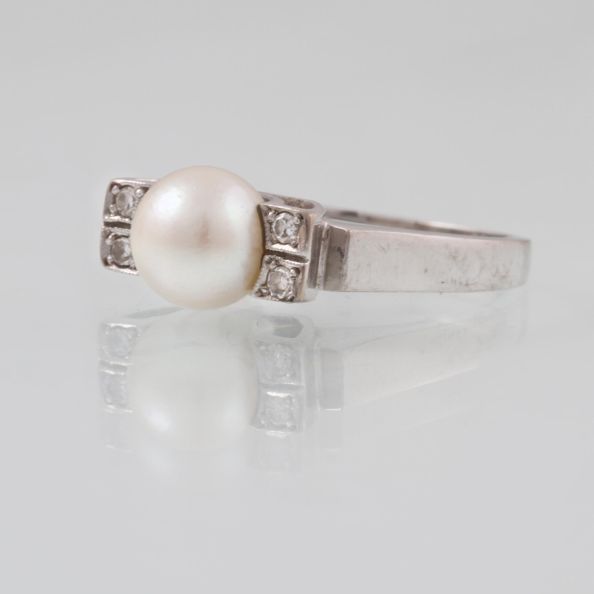RING, 18K vitgukd med odlad pärla samt 4 åttkantslipade diamanter. Vikt 5,2 gram.